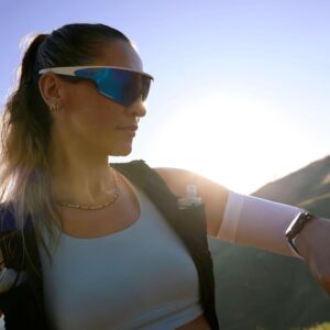 Oakley | Meta Vanguard with Meta AI, Audio, Photo, Video Compatibility - White, Prizm™ Sapphire White, Prizm Sapphire